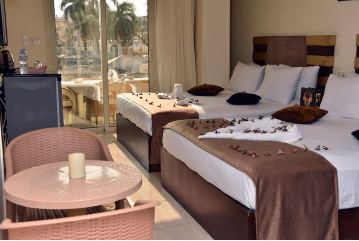 Bed & breakfast facing the pyramids and sphinx with 10+ rooms and all physical amenities.